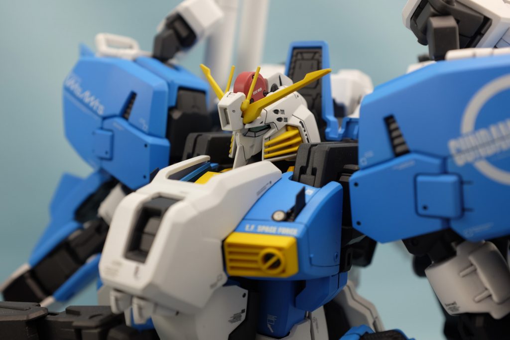 兜が小さくなって良好な頭部ですが、キツめの顔面だったので旧キットのマスクを使用してみました。そこそこ削ったので大差ないかもですが目が大きくなったし優しい印象になったかな。
胸部のブレードアンテナ?が好みじゃなかったのでこれも旧キットの方を使用。頭部に対して胸幅が大きいので狭くしました。背面パーツとツラ位置にしたので変形した時にスッキリしてます。変形させませんが!