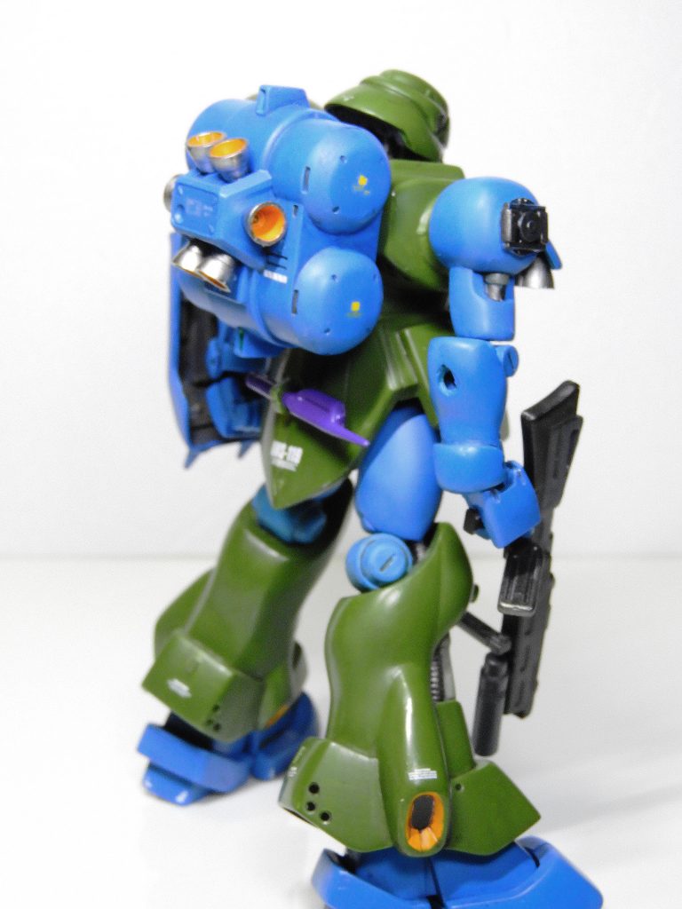 右肩にはシールドを外した跡のラッチ的な物を付けました。