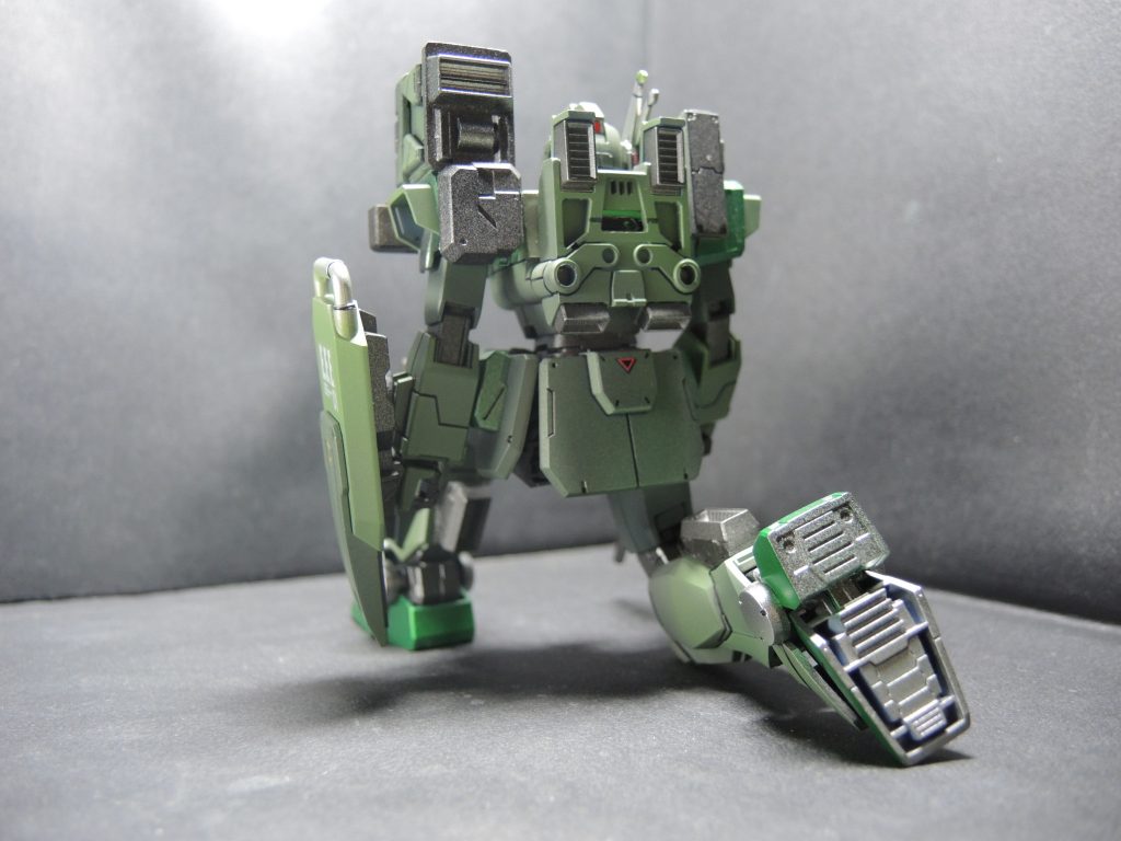 後ろから見ると、小腿部の追加バーニアの存在感は半端ない。