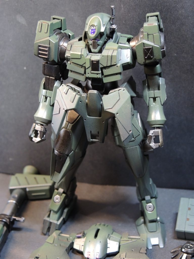 素顔(?)の形態で一目で判る、アンバランスの構造なのでビルダーの操縦技術もかなり要求されるかも....