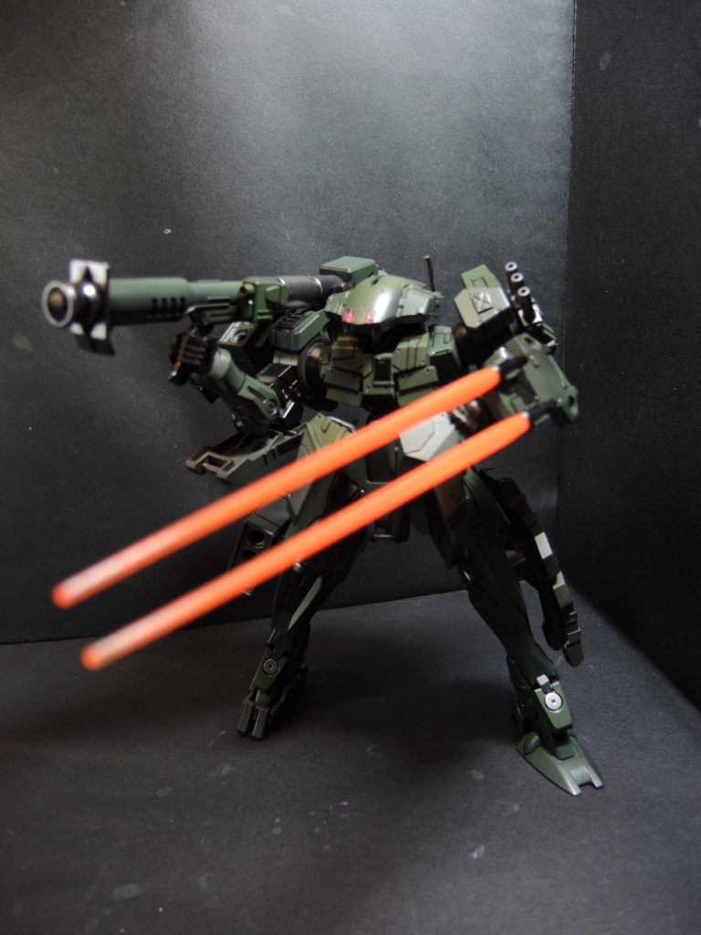 二本のGNビームサーベルは同時にシールドでマウントされる事によって、白兵戦でも劣れていない。