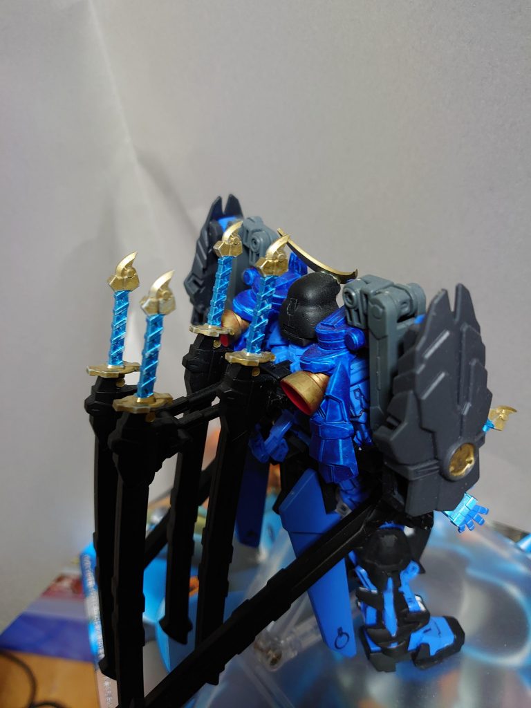 戦国アストレイの肩を移植
ジャンクパーツで刀4本懸架させるバックパック作製