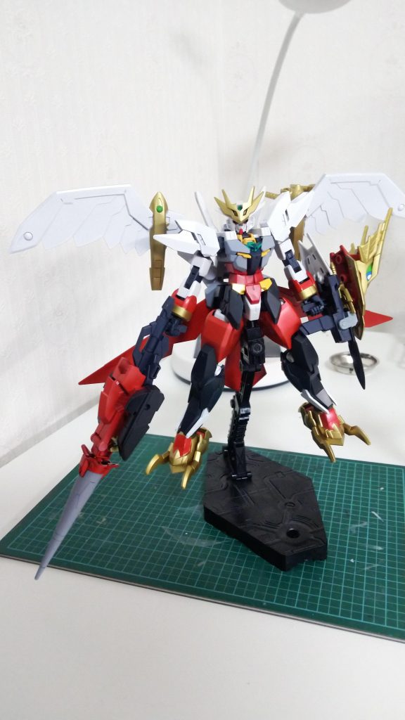 合体完了!リライズガンダムです。
 この改造、問題点を多々抱えていましてその1つがとっちらかったカラーリングです。
 もう1つにMDメイ要素の欠如があります。合わせようとすると肉感強くて浮くんですもん、彼女。
 しょうがないのでハンドガンだけ持ってきてアースリィのアーマーをメイカラーにしました。