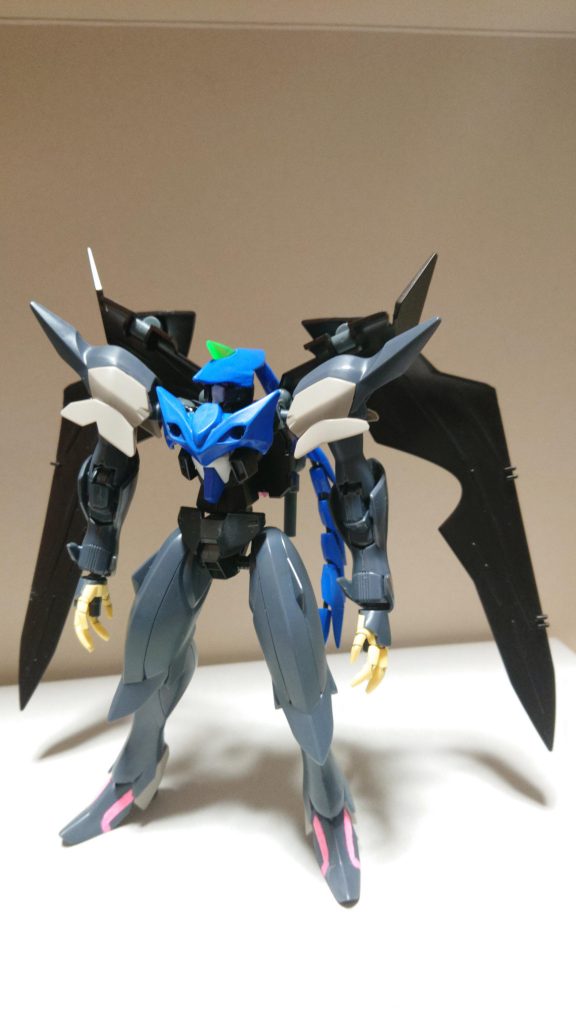 武装と頭部を装着して戦闘形態に。
頭部はセラフィムの頭とギラーガのパーツを、バックパックはガンダムジエンドから使用。
この形態は魔動王グランゾートに登場する邪動王ワイバーストをモチーフとしています。