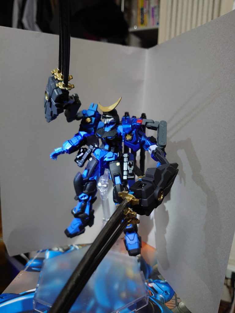 肩のアームは可動範囲広いですが両腕の表情がつけ辛いです