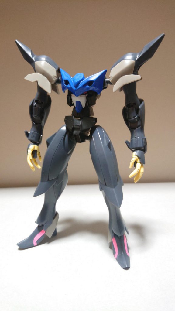 手足にはHGゼダスを使用、頭部パーツはジャンクパーツを組み合わせて接着。
フェイスパーツも削り悪らしい顔にしました。