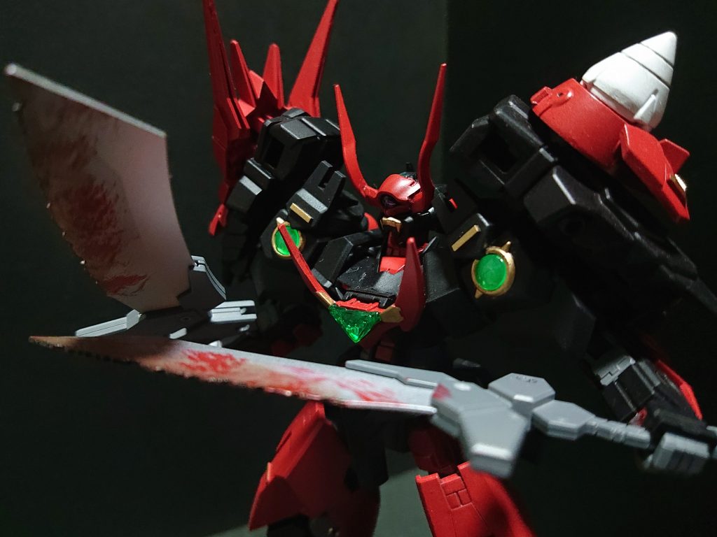 拳の内部を削って大鉈も持たせられるようにしています