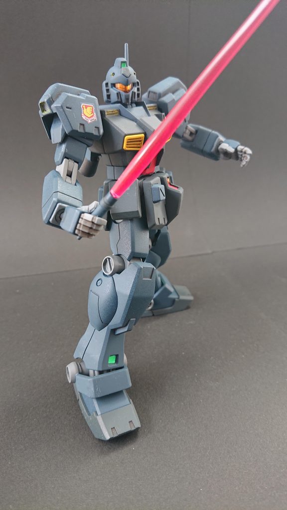 ビームサーベルを構えて。