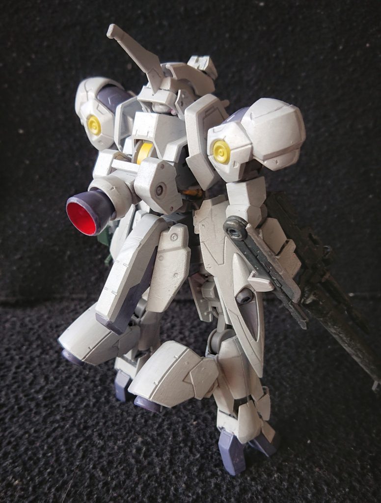 脚部と腰にブースターを追加して、機動力の向上を