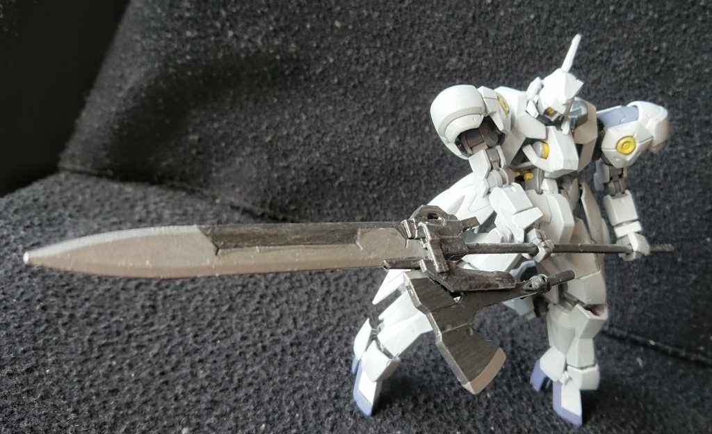 スラッシュランス前作でもあった物ですが、折り畳む所にグレイズ系のアックスがマウントできることに気付いて、ハルバートモードに