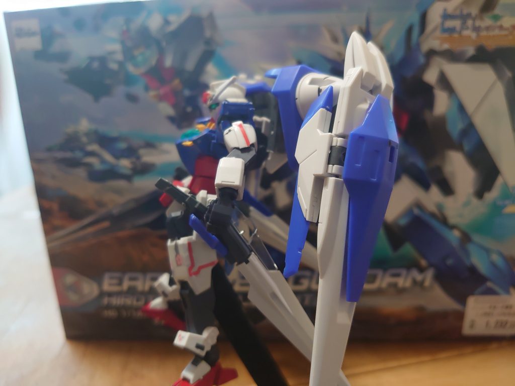 アーマーから、ウイングと、腰のアーマーを取り付けています。