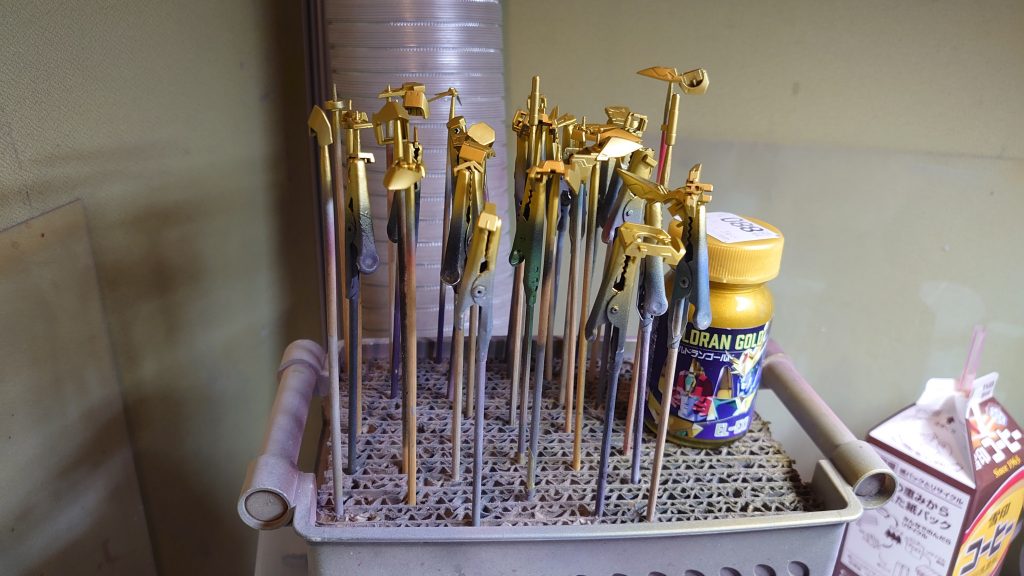 下地→ガイア白サフ→ウエストブラック
金→ガイアエルドラゴールド