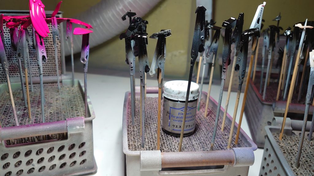 下地→ガイア白サフ
黒→フィニッシャーズウエストブラック