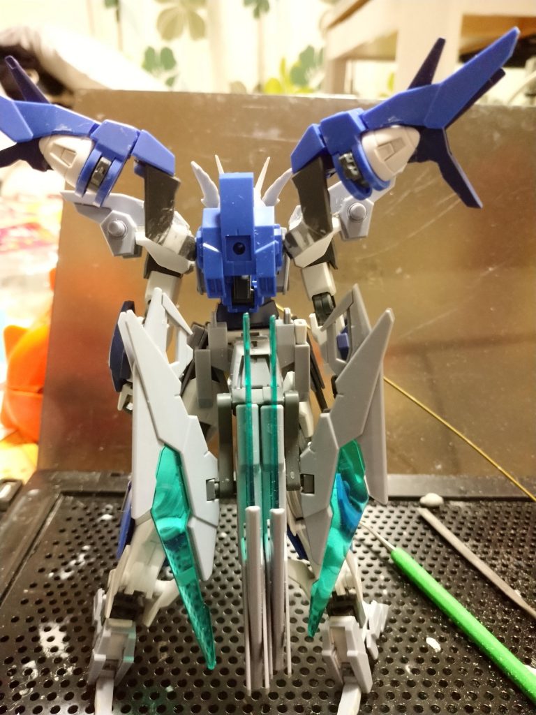 とにかく切ったり貼ったりしてマグナムのパーツを装着しています