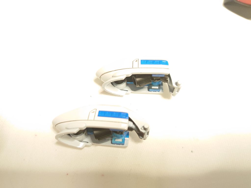 ハロの腕カバーから取り付け部だけ切り取り、ガオの肩パーツとくっつけてます