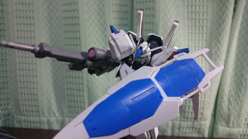 正統派っぽくするにあたってどうしてもシールドが欲しくなったのでRGゼフィランサスより拝借
軸を削って強引にホールドさせましたが色合いもベストマッチなので持たせて良かった(しみじみ)