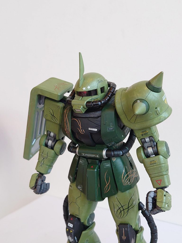 モノアイ前の透明カバーは車用のスモークフィルムを張ることで、少し暗めにし、悪さを演出。