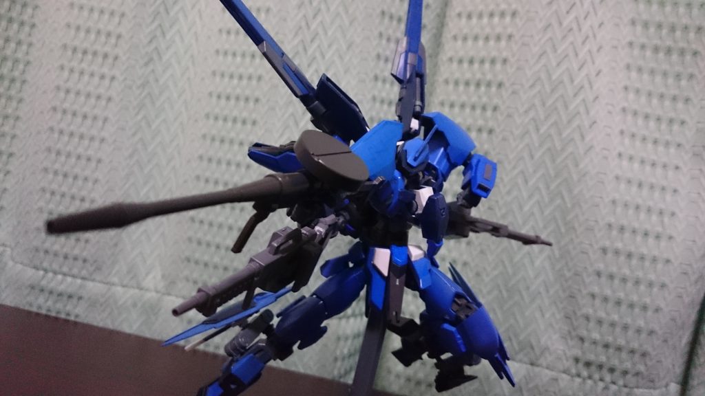 サブアームは基本的にライフル装備でメイン腕の補助をするイメージ
ライバルがスタンダードな形になったのでこっちは逆にゲテモノ感を入れてます