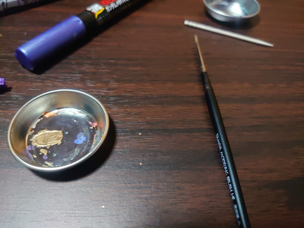 細かいところは筆塗りで行っています。
マーカーから塗料を取るのですぐ乾いて良いのですが急いでやらないと塗料皿の塗料が乾燥してしまいます。
