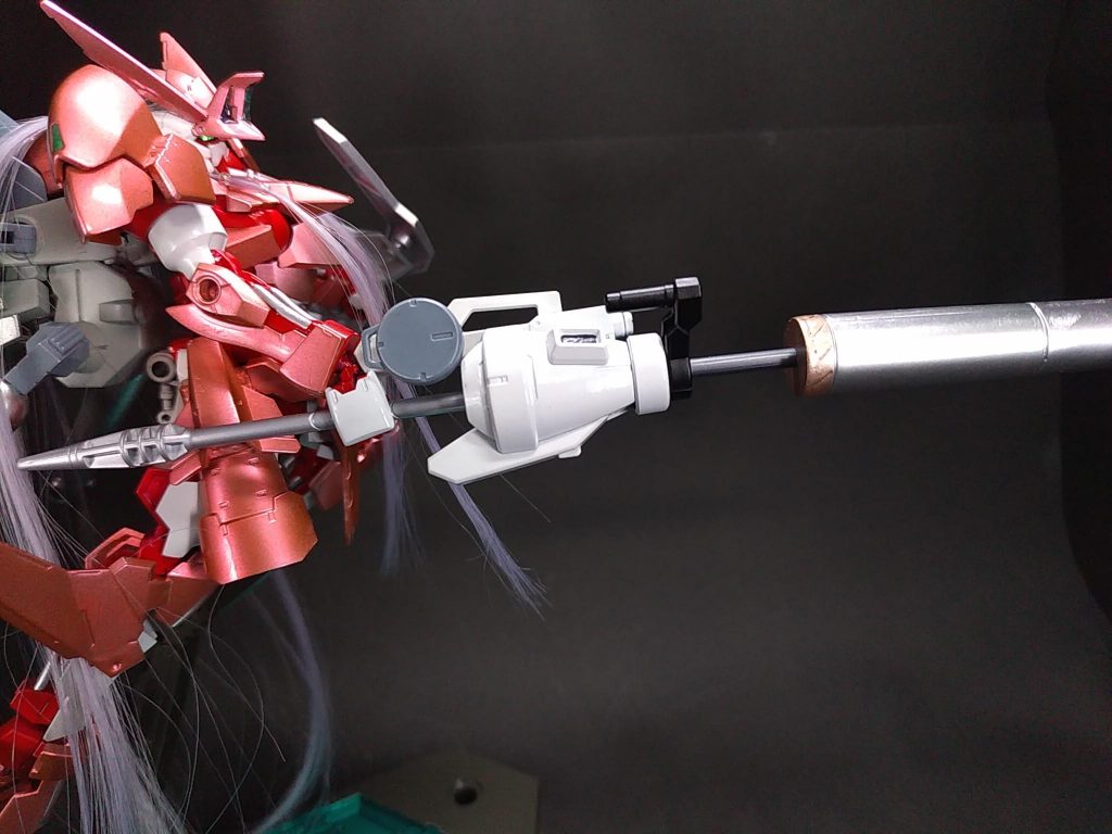 シュヴァルベグレイズ用のランスとキマリスヴィダールのドリルランスを組み合わせて作りました。ドリルランスの鍔と穂先の境目と穂先の先端1段目のモールドで切断、グレイズのランスの穂先と接着してます。中にパイルバンカーの芯を通すためにポリキャップを入れて、プラ板で蓋をしてます。柄はドリルランス。鍔との接続はドリルランスの黄色いパーツを切ったり、削ったりして鍔の中に入れてます。右武器持ち手は、武器を突き出した構えができるように「MSG ノーマルハンド･ネオ」の角度の付いたボールジョイントに交換してます。 