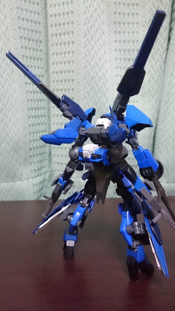 バックショット
ガンダムフレームの胴体を丸ごと腰部に接続し、無理矢理リアクター出力を上げてるイメージです。
背中のバインダーはリボーンズのものを使ってます