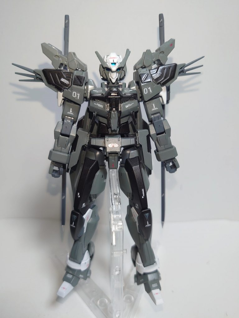 *・正面*
パーツ構成は[Ｇストライカー](https://gumpla.jp/hg/272141)シリーズと共通です。
Ｇサイフォスをベースにヒロイックなシルエットを目指しました。
カラーリングに関しては量産型らしく、アクティブアデルと同じ渋めな軍艦色に変更しています。
配色パターン自体は２号機と同様です。