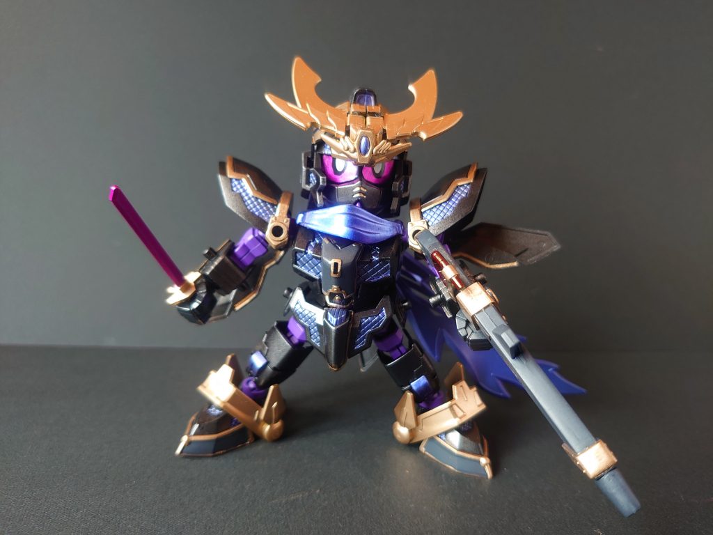 シノビ形態
目のピンクはメタリックピンクの塗装です。
目をつくる技術がないのでシールの緑を塗りました。