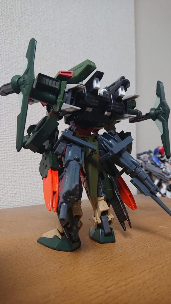 機体の重量を補うようにスラスター類が増強されており、地上では、擬似的なホバー移動が可能になっている。