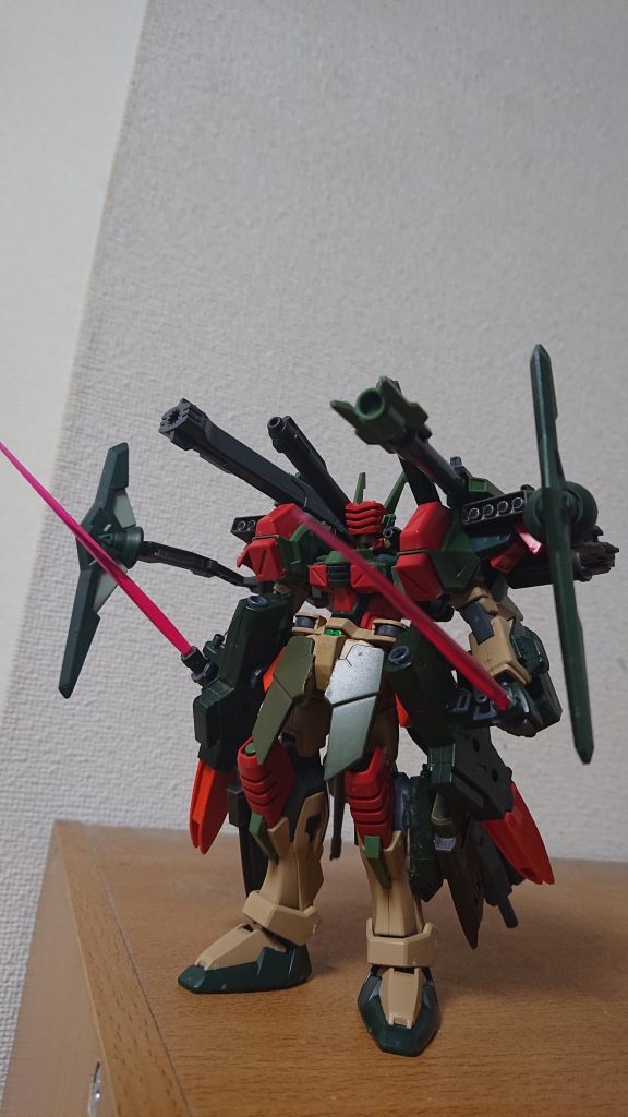 近接戦闘用のビームサーベルはサイドアーマーの大型バインダー側面に懸架されている。
両肩には、新型の試作型防御機構ディフェンスロッドシステムが搭載されている。