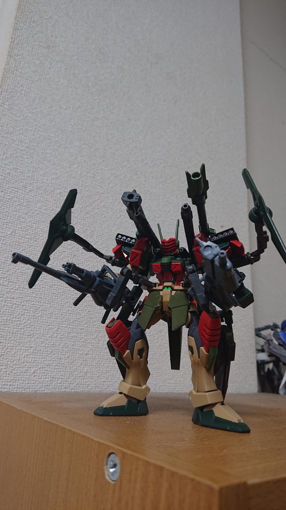 アームには試作型の複合兵装チェンジリングライフルα/βがそれぞれ装備されている。
右手側は74mm高エネルギー収束ライフル及び60mm省エネルギービームガトリングの複合型のαモデル、左側には350mmガンランチャー及び94mm高出力重粒子砲の複合型のβモデルが装備されており、これらはサイドアーマーのバインダーと連結してそれぞれの威力を強化して発射できる。