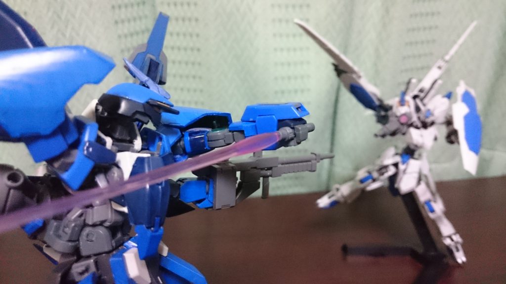 こうしてみるとどっちも似たような物を背負ってますね
やっぱり翼ってロマンがありますよね