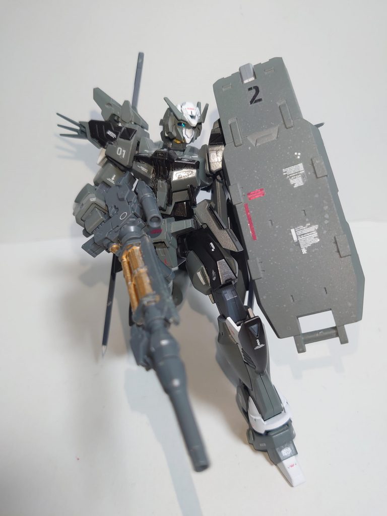 *・試製電磁投射砲・肩部追加装甲*
下記の電磁投射砲（レールガン）の試作型。
シールドは椀部にハードポイントが存在しないため、肩部スラスターに接続する形で使用。
肩部スラスターの可動域が制限されるため、運動性は低下しますが、椀部が塞がらないため、本機の運用思想には合っているかなと思います。