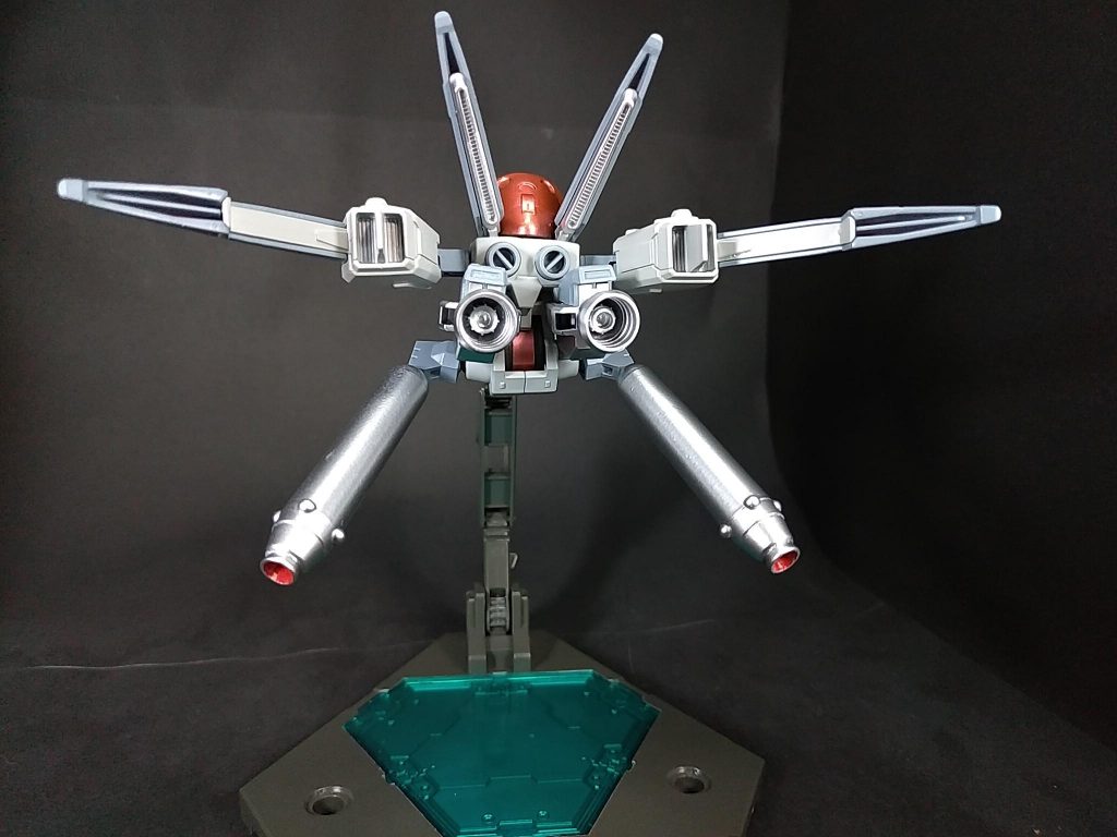 フライトユニット［グラーネ］アストレイレッドフレームのフライトユニットを基に推進力を強化した装備。ユニット下部にはエイハブリアクターが接続され、ナノラミネート装甲の性能を100％発揮できるようになっている。両翼のスラスターは自由に角度、方向を変えられるため、ホバリングや急旋回、突撃時の方向転換を可能にしている。「グラーネ」は「ニーベルングの指環」に登場するブリュンヒルデの愛馬の名前で、灰色の毛並みをしている事からグレー系のカラーで塗られている。アストレイのフライトユニットを中心にメインスラスターの位置変更、空いた所にヘルムヴィーゲの足とMSバーニア03を組み合わせたブースターを設置。下部にはガンダムヴィダールのエイハブリアクター、えんぴつキャップで作ったバーニア付プロペラントタンクを付けました。元々はブースター用のプロペラントタンクだけ付ける予定でしたが、ナノラミネート装甲の設定にエイハブウェーブが必要な記述があり急遽リアクターを付ける事に。縦に長くなってしまったので、背中との接続に1パーツ追加して本体との干渉を避けてます。 