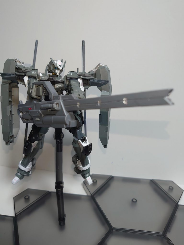 量産型ということで、こういう中隊規模での運用を想定した装備も欲しいなと思い、製作したレールガンとシールド。
バルバトスルプスのレールガンをカラー変更しただけですが、デザイン的に良いかなと思い採用してみました。