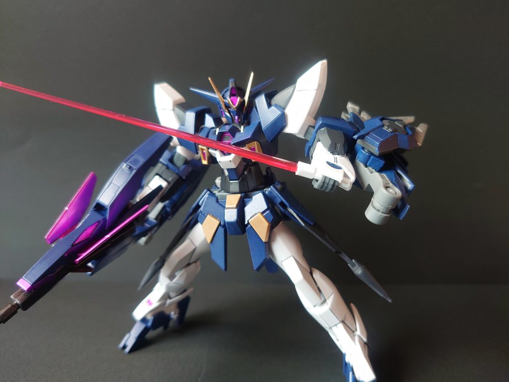 ガンダムレヴィはライフルやビームサーベル、クローなどを搭載して白兵戦が得意になっています。ライフルはドラゴンブレスという名前です。