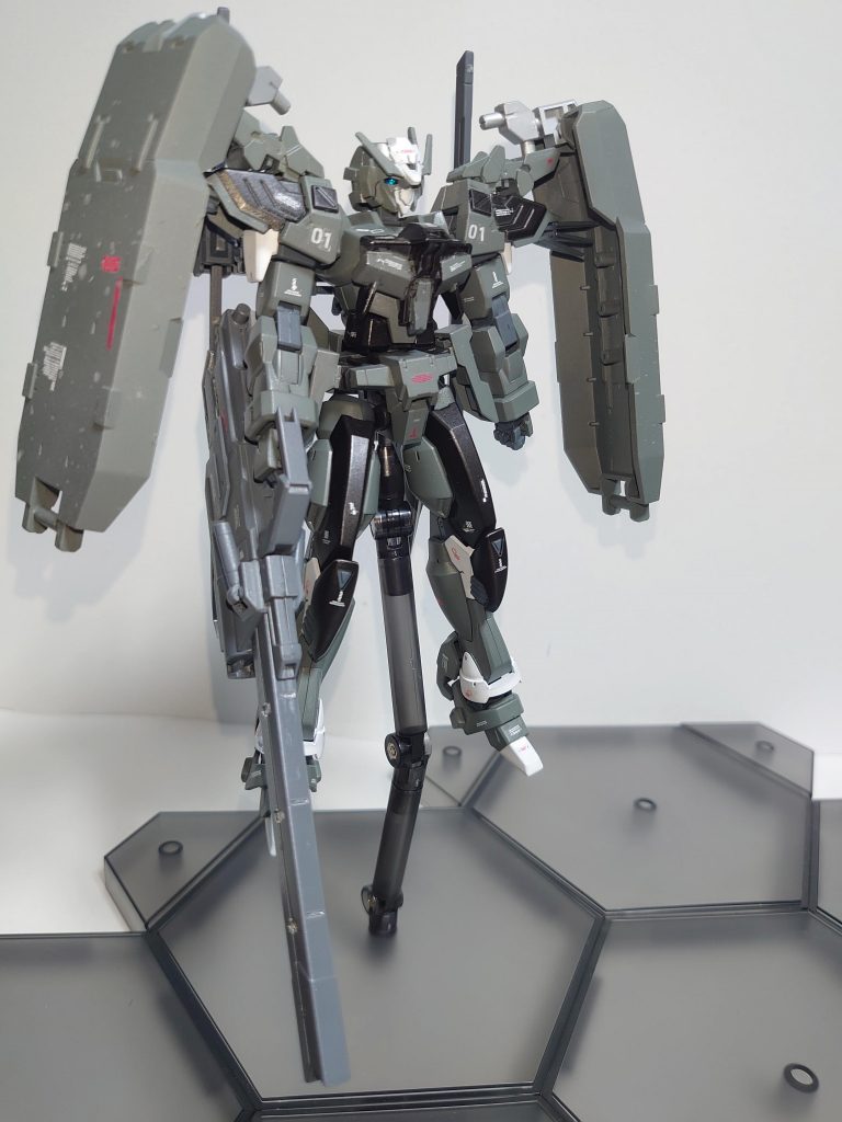 *・電磁投射砲*
中隊支援用に開発された長距離装備。
疑似斥力の力場を応用した新型レールガンで、内蔵されたジェネレーターにより高い初速と貫通力を有している。
主に中隊支援型の機体が肩部追加装甲と共に装備して運用される。