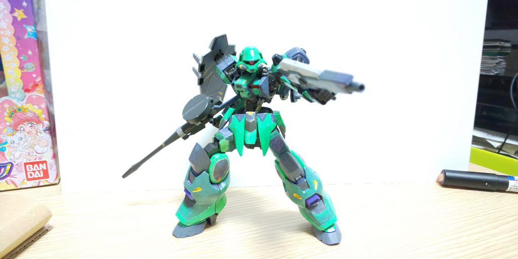 背面サブアームに装備されている徹甲榴弾砲は取り外して、手持ちも可能性。
脚部装甲を展開すれば、内蔵されたバーニアも露出し