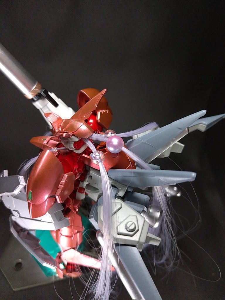 今回の苦労ポイント。ドール用ウィッグを使って髪の毛を生やしてみました。裁縫道具の糸通しを使ってビーズに毛を通しました。通す時毛束の太さが二倍になるので、3～4回に分けて通しました。