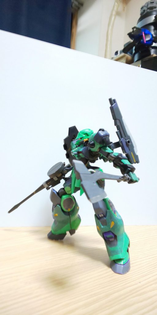 シールドを手に持ち、いざ近接戦闘開始!