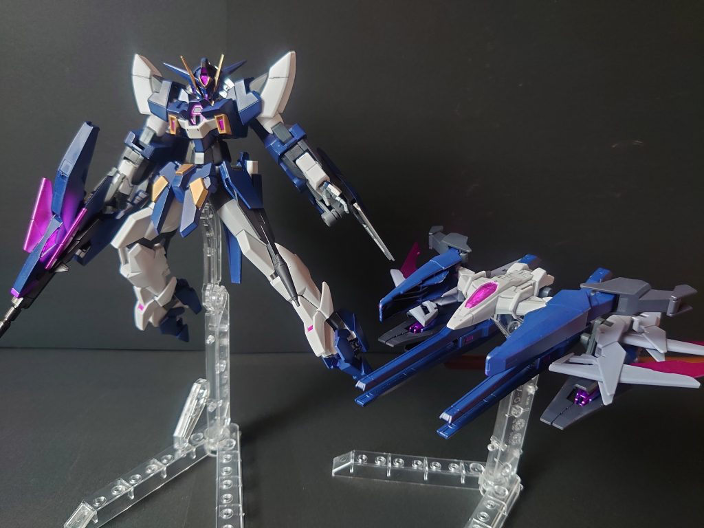 レヴィアタンは分離して「ガンダムレヴィ」(左)と戦闘補助ユニットの「ラハブ」(右)になります。