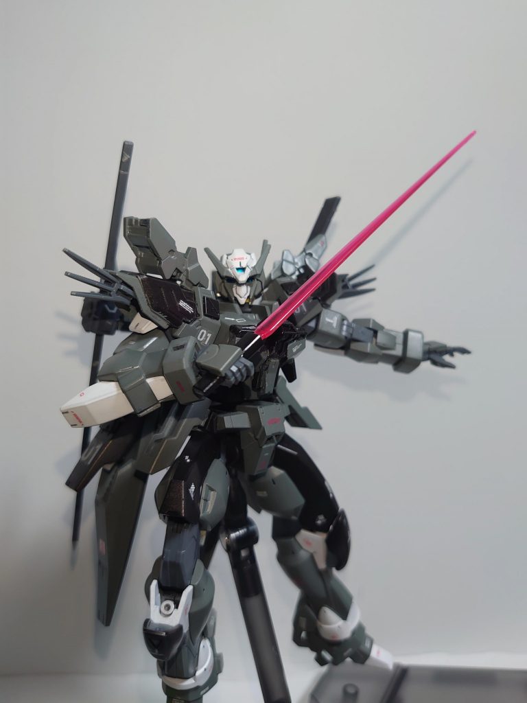 *・ビームサーベル*
左右のスカートアーマーに収納された連邦軍標準規格の装備。
本機は近接戦闘用の武装が充実している為、使用頻度は少ないが、実弾・実体剣が主体装備であるため、それらが通らない敵に対しての有効打として運用される。