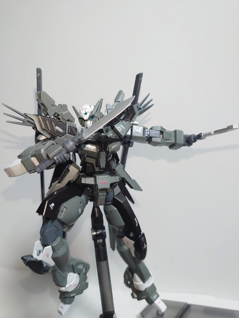 *・対装甲コンバットナイフ「ファイティングバヨネット」*
両肘の疑似斥力スラスター兼ナイフシースに収納されたナイフ。
肉薄時に装甲の隙間を狙って攻撃することを想定しており、刃渡りが長めに設計されている。