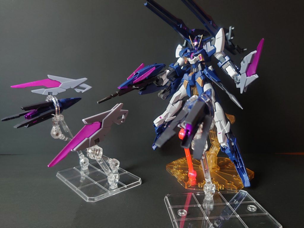 ファンネルでの牽制やファンネルを実体剣での使用、高い機動力でのヒット&アウェイを得意とします。
実体剣にもなれるファンネルはW(ウイング)ファンネル、ビームが出る黒にファンネルはD(ドラゴン)ファンネルという名前です。