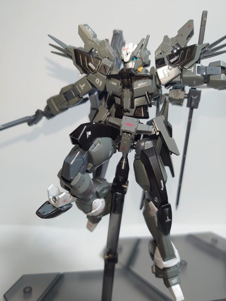 *・膝部ニードルガン*
Ｇバウンサー系列の固定装備。
本機は武装の関係上、両手が塞がる為、接近戦時に重宝する。