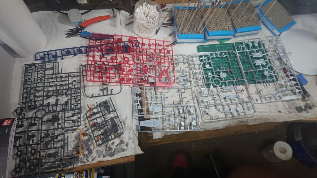 楽をしようとしてランナー塗装に挑戦。全て同じ色だとつまらないので、部分的に同系色で色を変えました。
サイコフレーム部分はGXメタルレッドを塗りました。

しかしランナー塗装は均等に塗ることが難しく、結局かなり適当な感じになってしまいました。