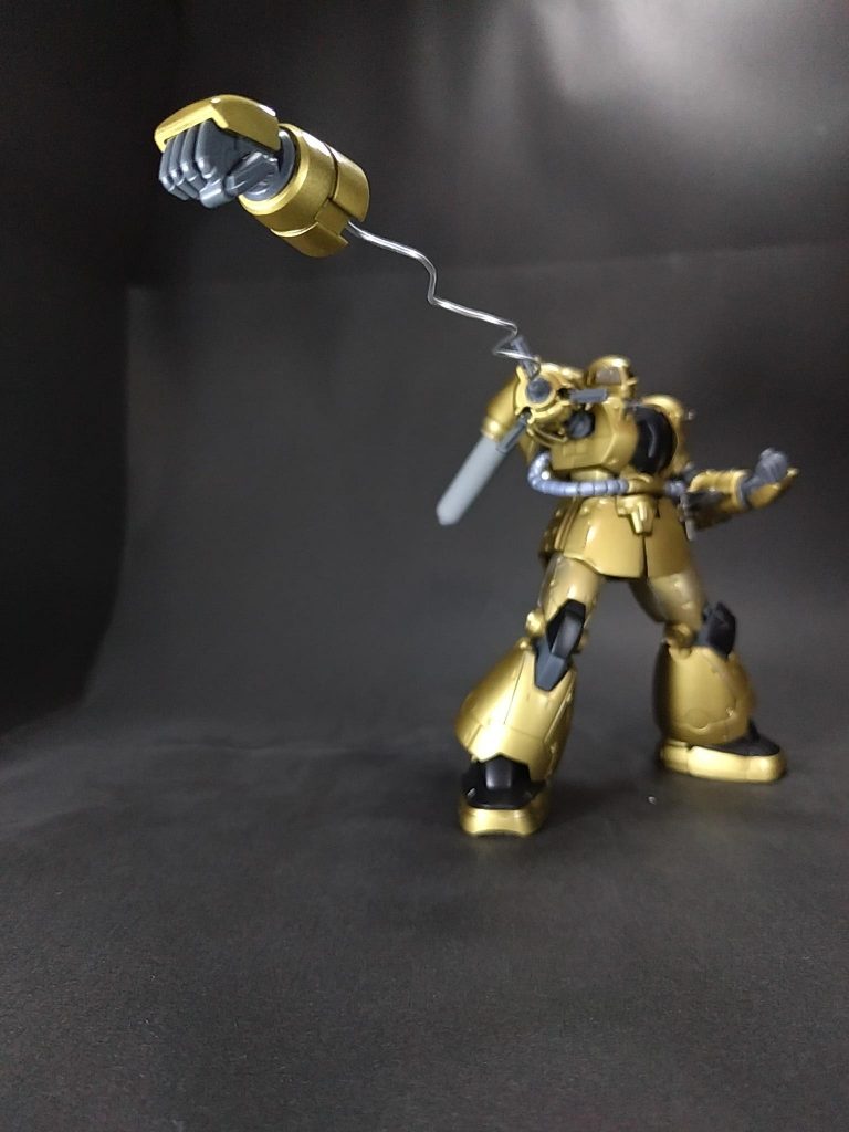 特殊武装ワイヤード・パンチヴァッフの腕の交換ギミックを応用した射出型格闘技。サイコミュ等は搭載されていないので直線的な攻撃しかできない、ワイヤーを巻き取るまで再発射できないなど欠点があるロマン武器。ドリルに次ぐ漢の武器、ロケットパンチです(o´∀`)b