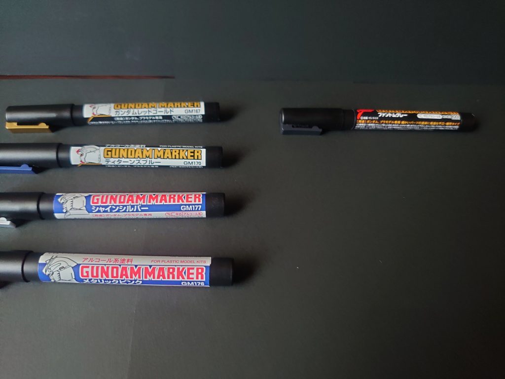 今回活躍したマーカー
レッドゴールド(アンテナ、ボディ、センサー)
ティターンズブルー(ボディ、装備)
シャインシルバー(クローなどの装備)
メタリックピンク(センサー、装備、ボディ)
ファントムグレー(ボディ、装備)
メタリックブラック(ライフル)
※メタリックブラックを写真に入れ忘れまた。