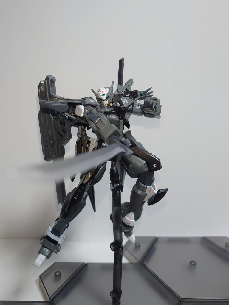 ・１６０式近接戦闘用長刀
２号機の１５７式試製長刀型シグルブレイドの正式採用型。
ランニングコストの高いシグルブレイド素材を廃止し、レアメタル製の刃に変更した実体剣。
切断力を発揮するには練度を有するが、本機のパイロットは熟練兵であるため問題視はされなかった。
一部機体にはシグルブレイド素材の物も採用されている。
あと、電磁投射砲はソードホルダーに懸架可能となっています。