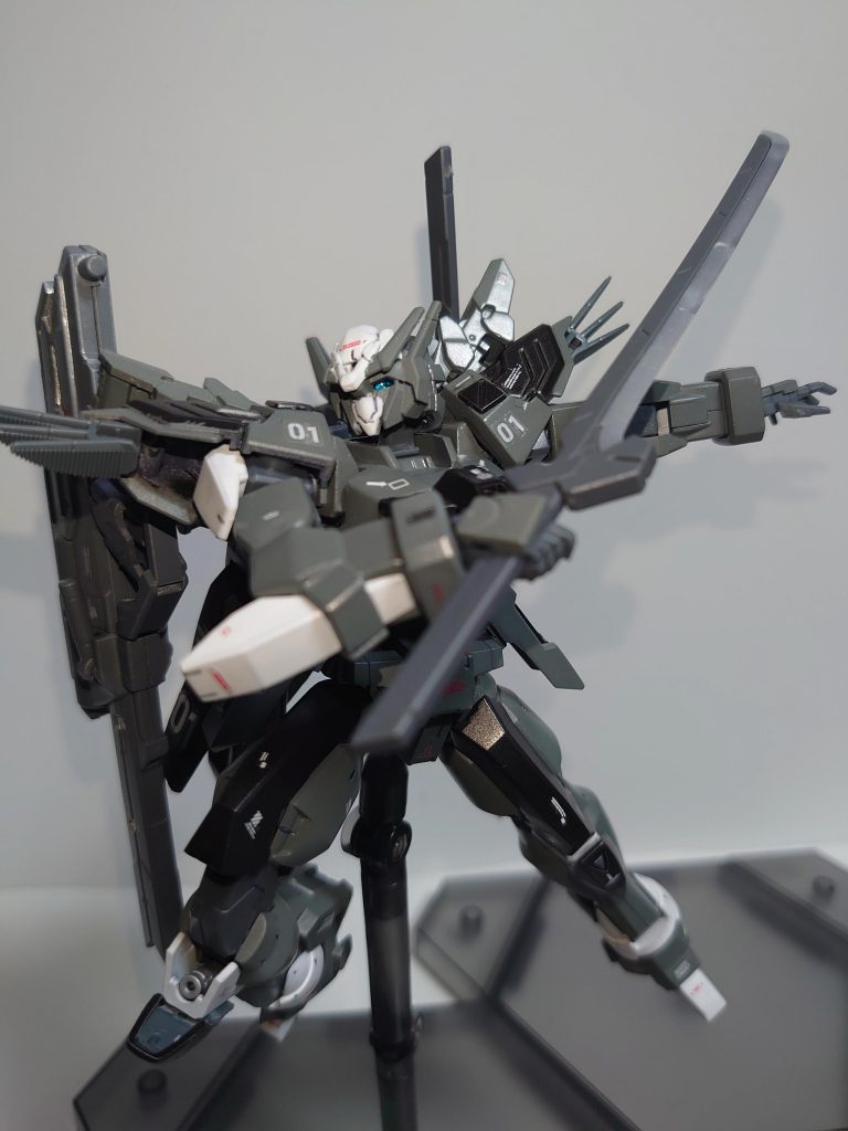 最後にパーツ構成とカラーリングですが

まずパーツ構成ですが、使用したのはＧサイフォス,F91,30mmアルトと指揮官用アーマー,ブースター。
Ｇサイフォスをベースに頭部と腰部をアルトに変更、胴体に指揮官用アーマー、肩部に指揮官用アーマーと角モールド、Ｆ９１のフィンを追加。
膝部と脚部にF91の同箇所のパーツ追加しています。脹脛にはアルトの太股部の装甲を追加。
武器はMSGと鉄血オプションから。

カラーリングは
グレー部分がクレオスの軍艦色。
黒部分がクレオスのメタルブラック。
白部分がクレオスの艶消しホワイト。
バーニア等の銀部分がクレオスのシルバー。
頭部のセンサーは内側にガンダムマーカーのシャインシルバー。
電磁投射砲はクレオスのＭＳグレー ジオン系で塗装しています。
その後、全体にデカールを張り、銀部分のみ艶出し、それ以外は艶消しトップコートで仕上げています。

ちなみに、カラーリングの元ネタはマブラヴシリーズの不知火（日本帝国軍型）です。
２号機のカラーリングも不知火弐型が元ネタなので同じ不知火で揃えました。

何か気になったこと、アドバイス等ありましたらお気軽にコメントください。
最後まで閲覧ありがとうございました。