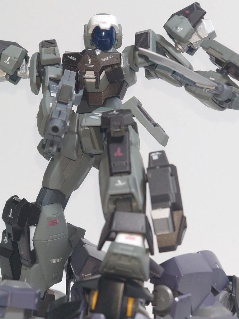## 機体解説
*RGE-G-1499AC アクティブアデル*
Gストライカー部隊の随伴機として開発されたアデルの改修機。
高価なGストライカーと異なり、外付けの各種オプションによって安価かつ安易に機動性・戦闘能力の向上を行っている。
最大の特徴は四肢に外付けされた可動式の大型スラスター「アクティブスラスター」であり、本機の機動性の向上、空戦能力の付与に一役を買っている。
本機はGストライカー部隊に計6機が建造・配備され、運用試験を行った。
操縦性・稼働時間の問題から、正式採用かは見送られた物も、カタログスペックはアデルマークⅡを凌駕しており、k.G.160年には少数機が東アジア、欧州方面の現行第二世代機の熟練パイロットに配備され、多くの戦果を残した。
機体名のアクティブは活動的の意。